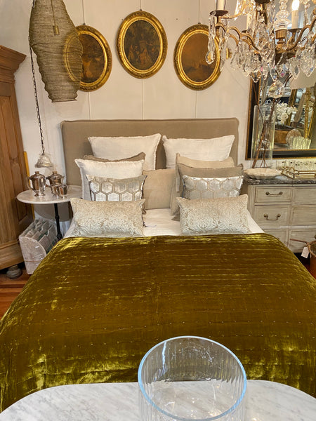 Velvet throw/quilt gold