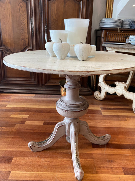 French circular table