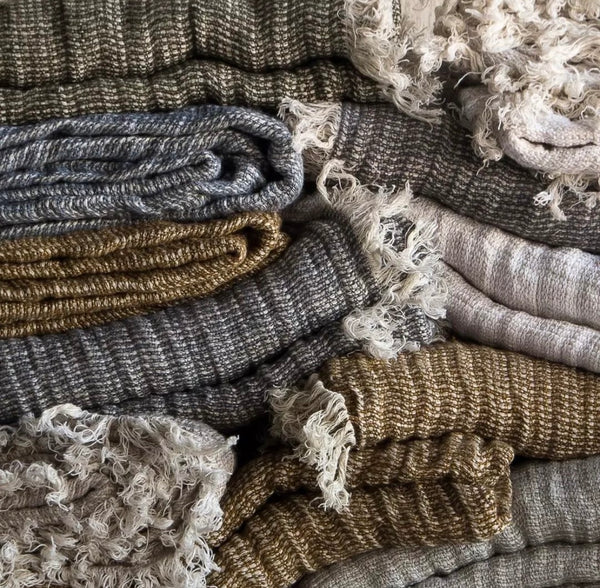 BLANKETS AND THROWS