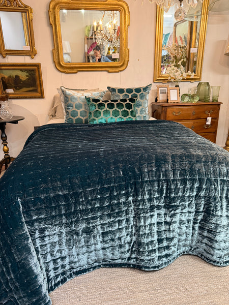Velvet quilt peacock