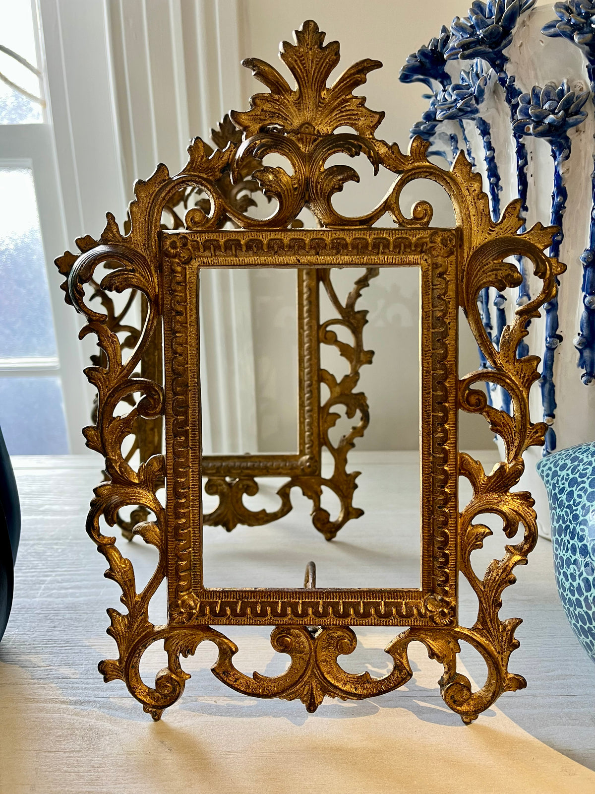 ✅Gilt metal frames
