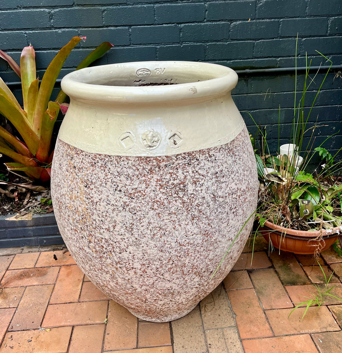Biot pot/olive ivory stone patina H90