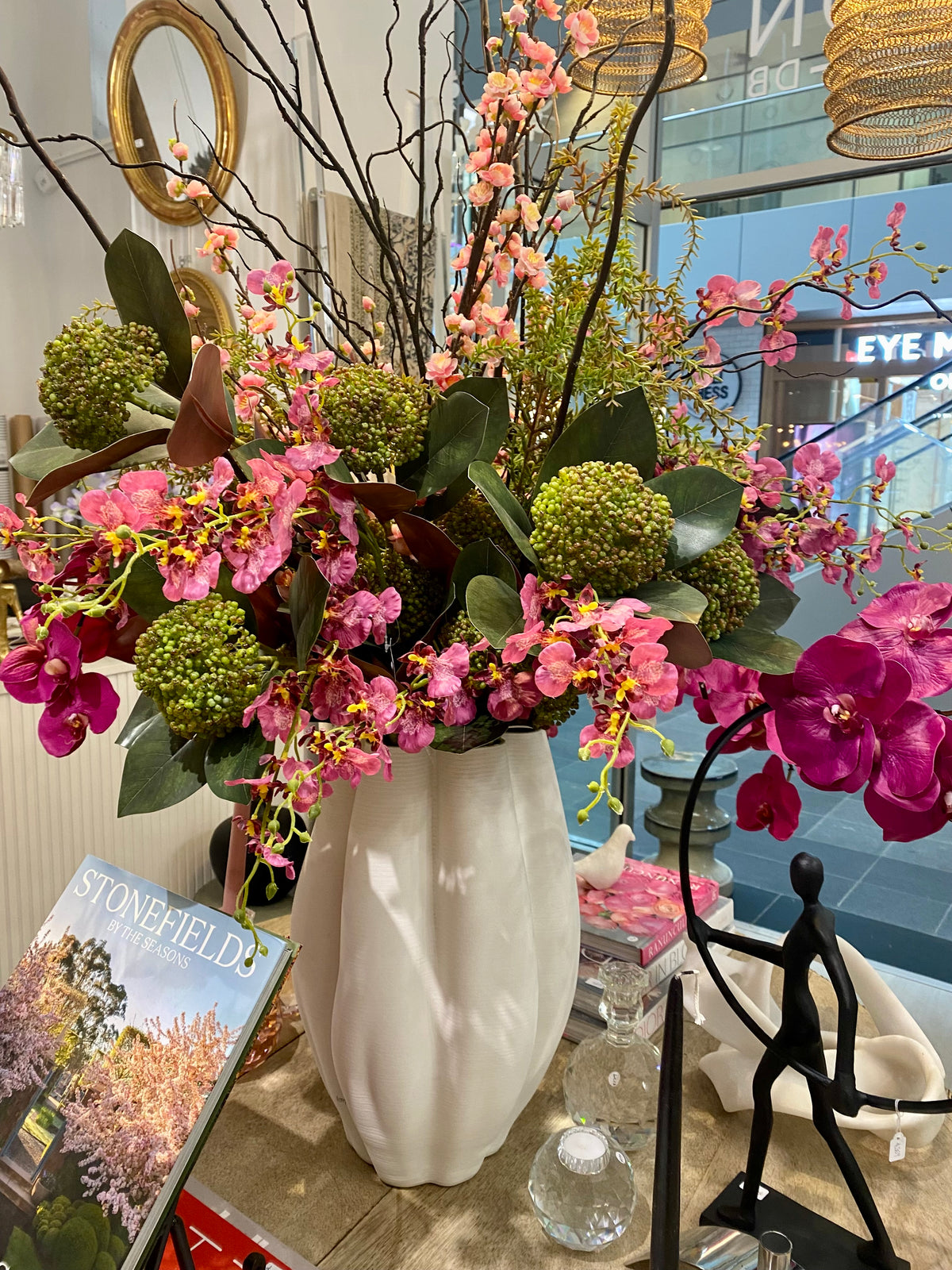 Floral arrangement 28 stems