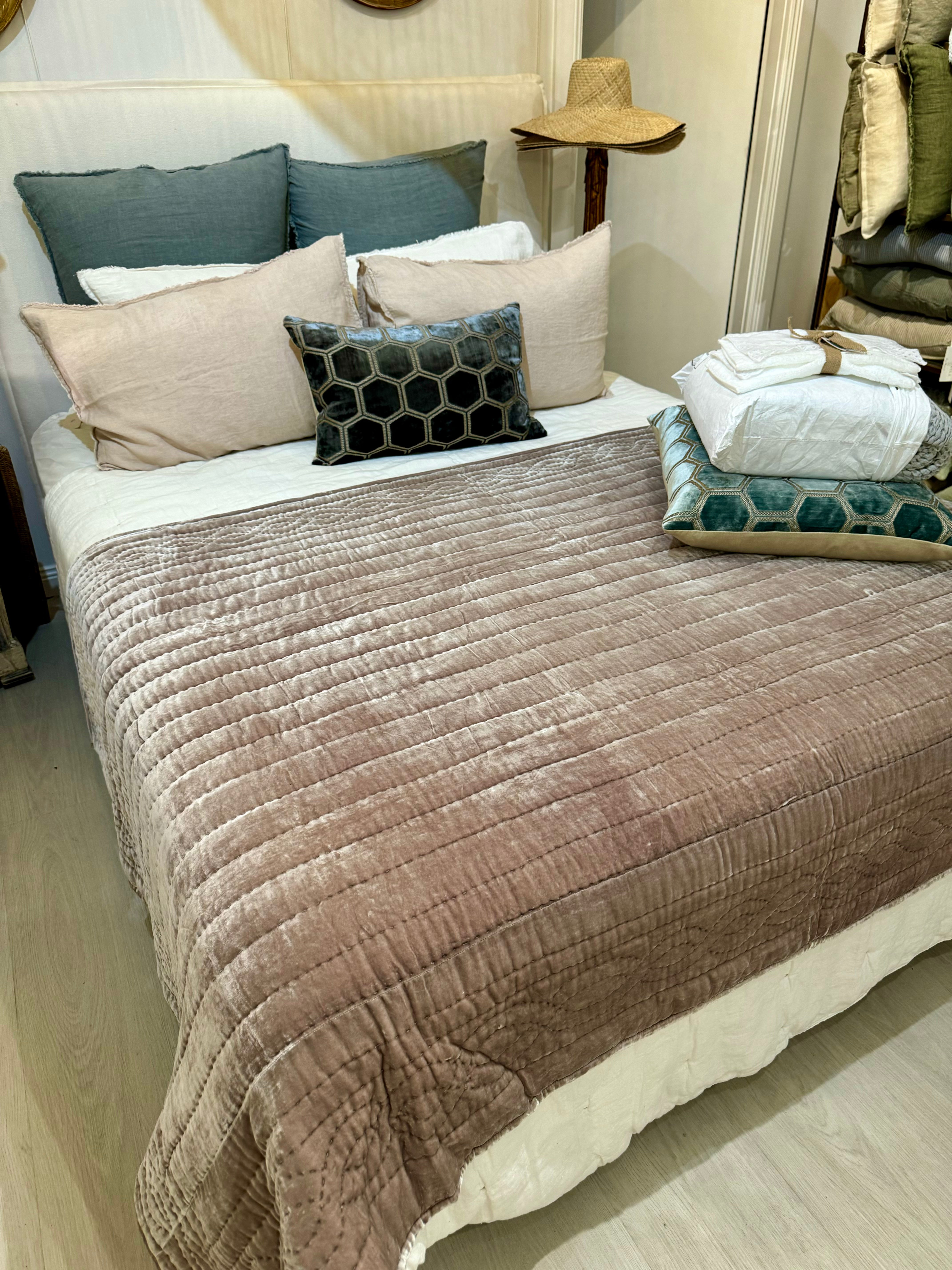Velvet throw blush