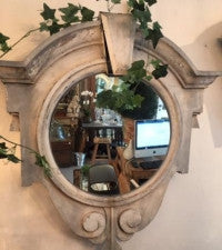 Mirrored Oeil-de-Boeuf window